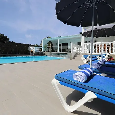 Graceful 5 Bedrooms Vega Del Carmen Distant Sea Views *