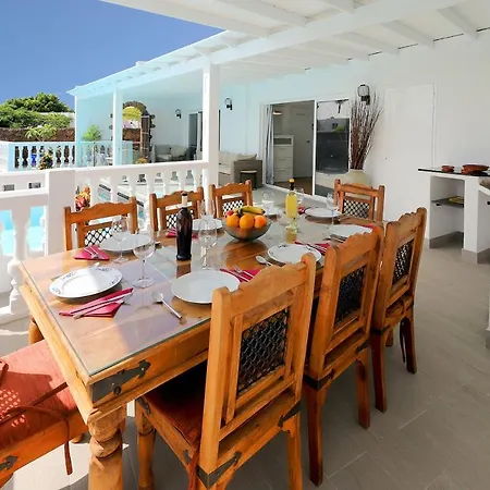 Graceful 5 Bedrooms Vega Del Carmen Distant Sea Views *